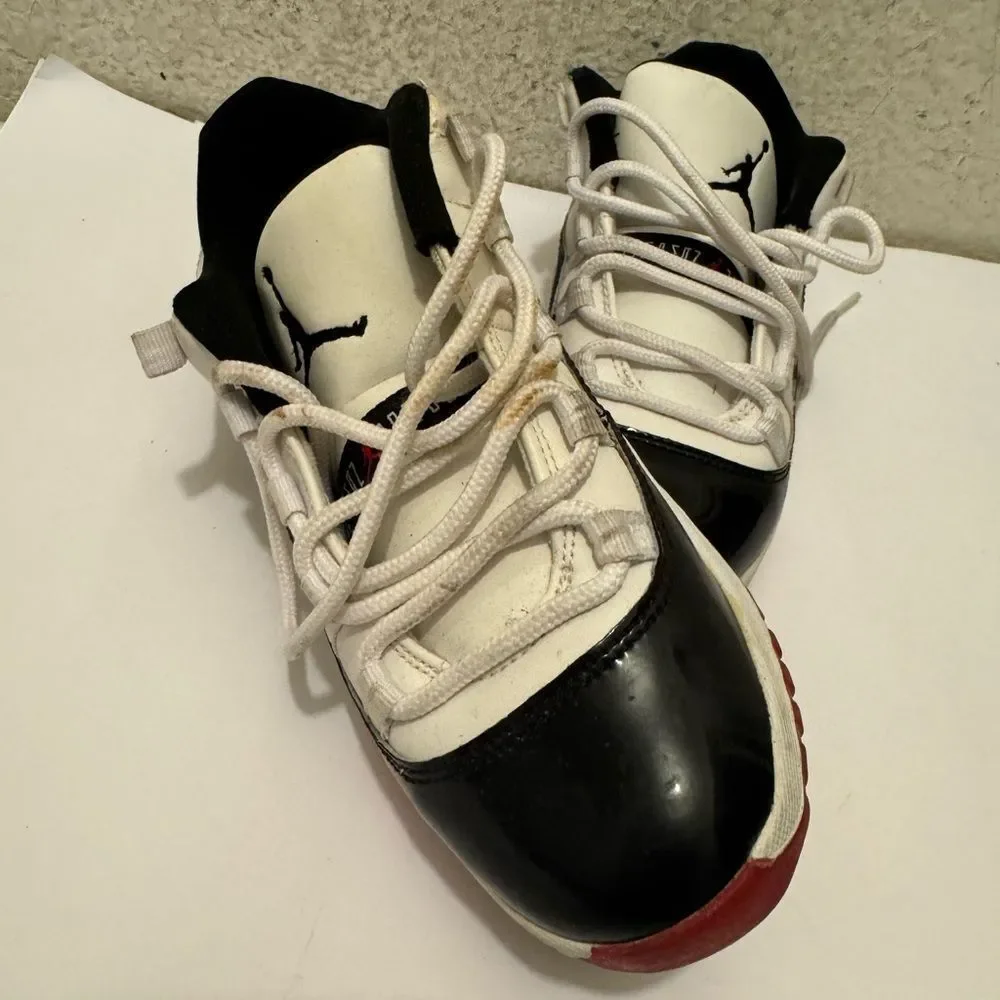 Jordan Low Top Sneakers Retro Mid Concord-Bred Size 2Y Black Red White Youth